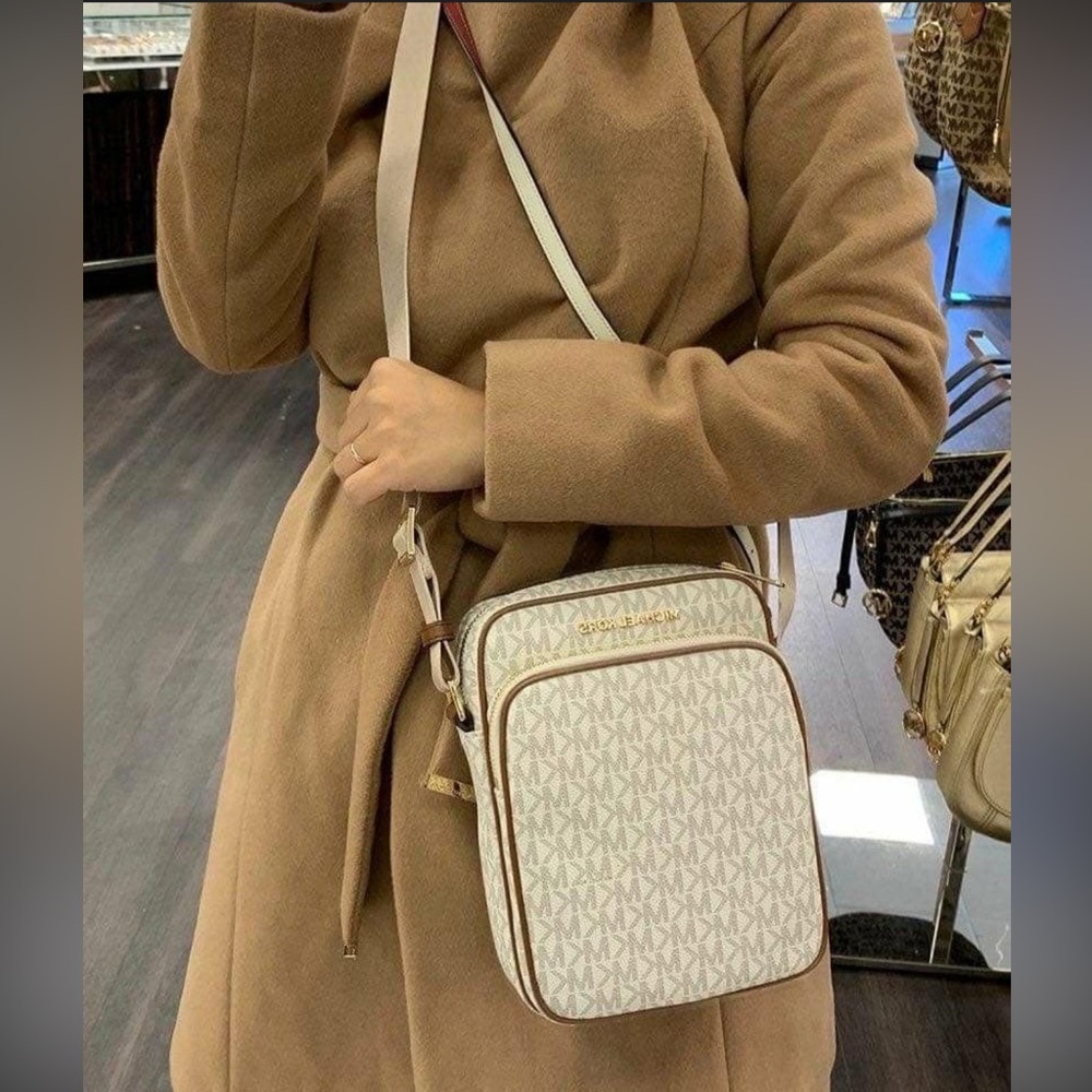 Michael Kors Jet Set Travel Medium Crossbody Flight Bag Vanilla